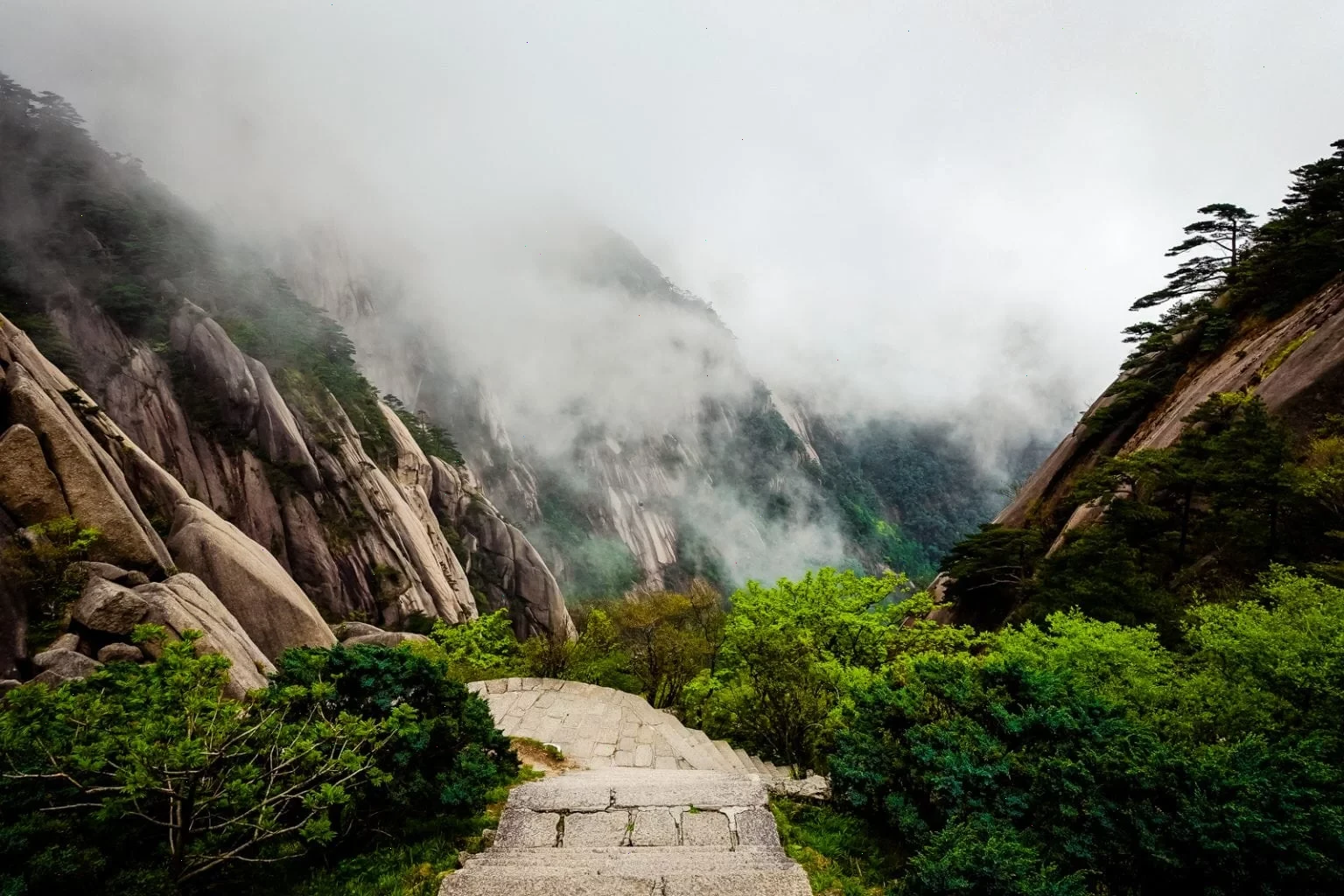 Sommet montagneux dans la brume